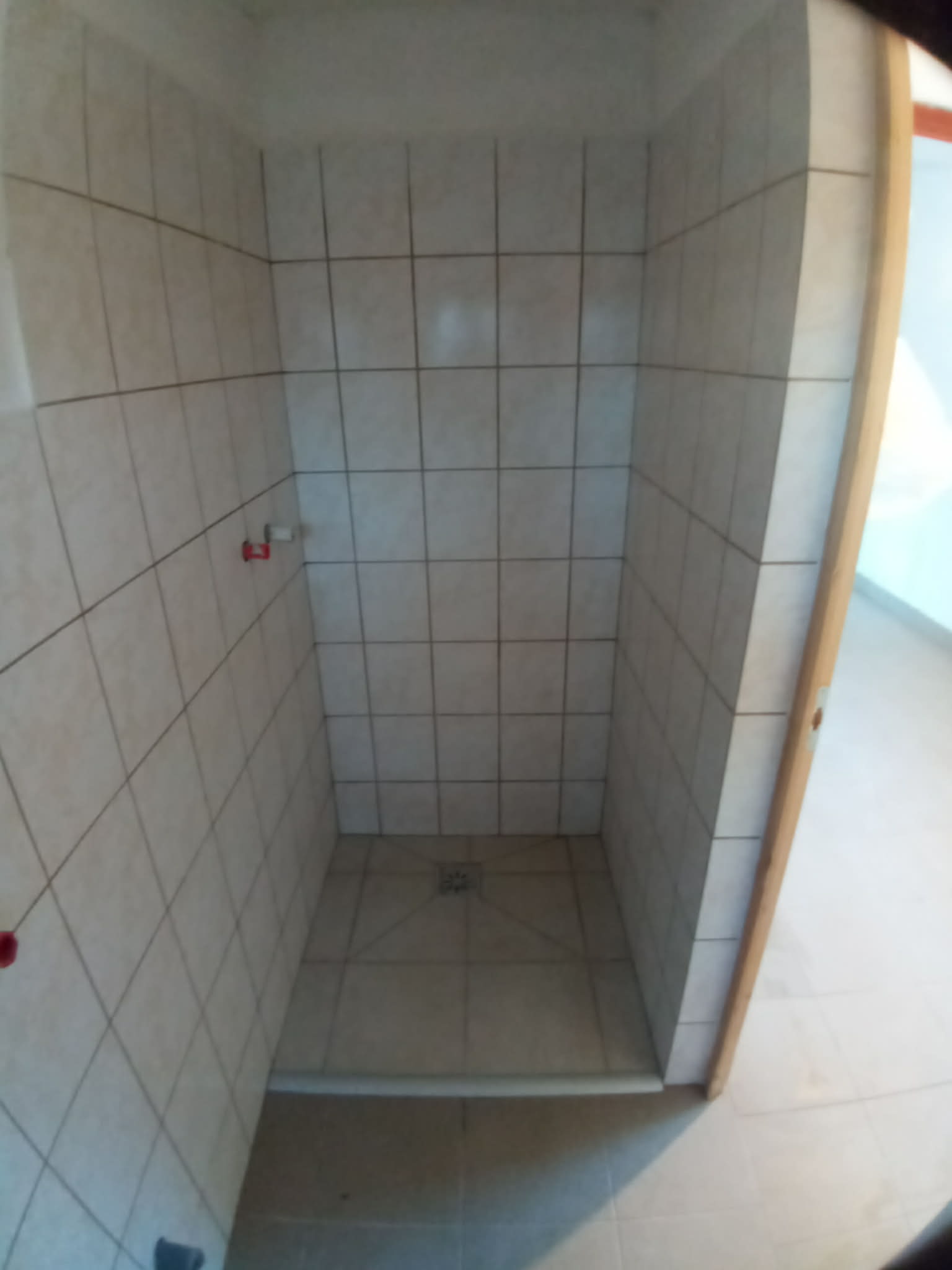 Zuhanyzó burkolás – Békés